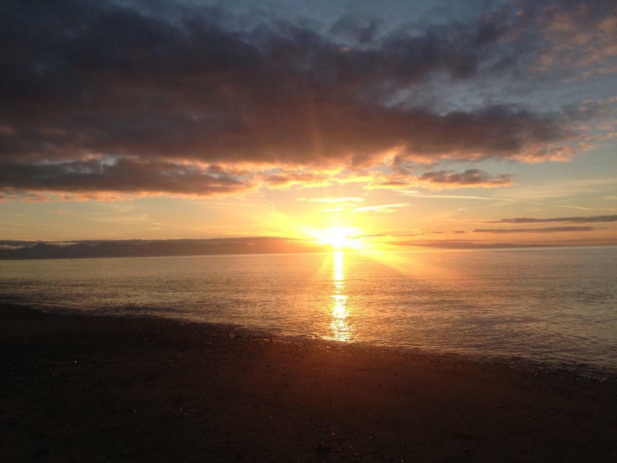 Stunning Beach Front House - Sleeps 6 Pwllheli Exterior photo